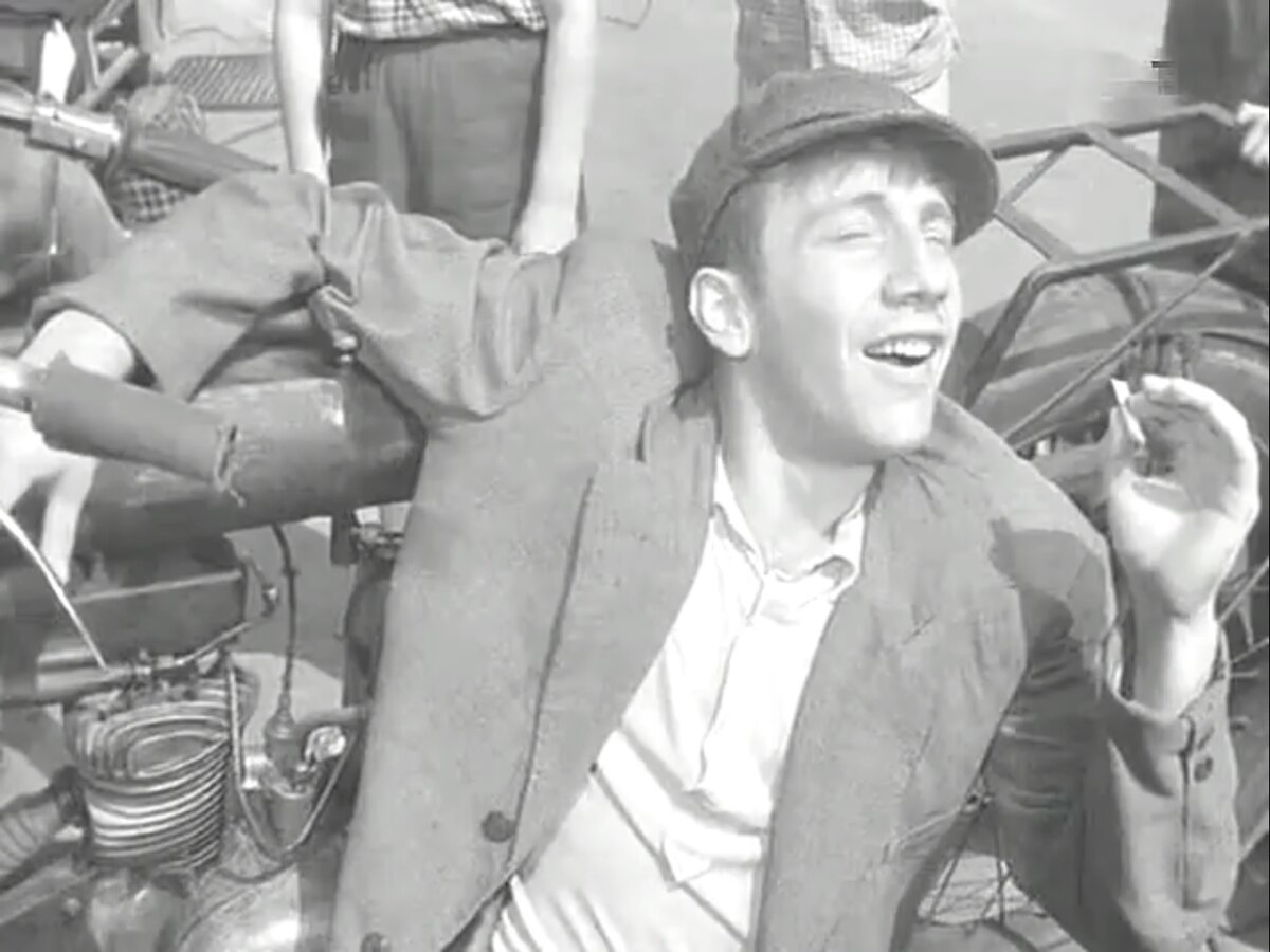 Кадр из фильма " Прощай,голуби"