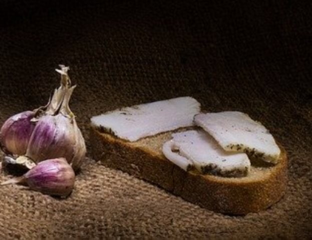 Изображение Pixabay . Аппетитно, не правда ли? Сало, хлебушек, зубчик чеснока.