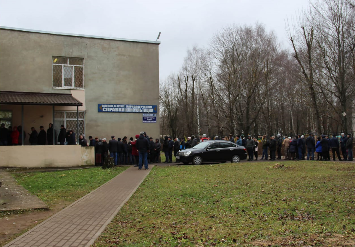 Вот такая очередь образовалась в наркодиспансере 
