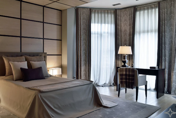 Единая композиция штор и интерьера спальни