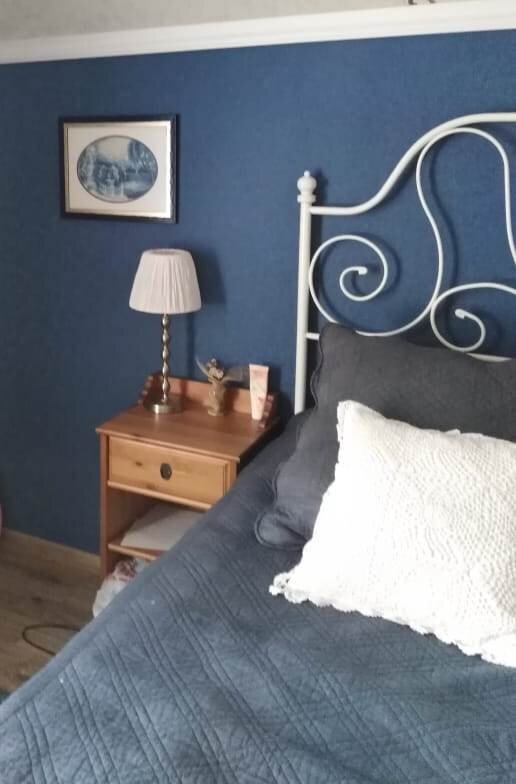 Вышивка в интерьере синей спальни. Фото предоставлено читательницей канала