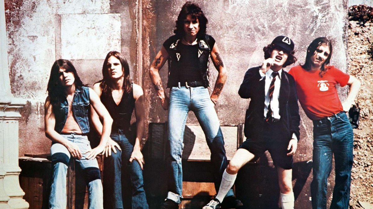 AC/DC в 1970-е. Источник: https://pbs.twimg.com/media/DT6hPtcWAAU0nQd.jpg