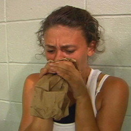 Симптомы приступов паники имеют очень неприятные последствия – ощущение беспомощности, трудно дышать, учащенное сердцебиение, дрожь, слабость, головокружение. Все это создает неудобства, особенно если особой причины приступов паники нет. Длительность приступа – 10-30 минут.