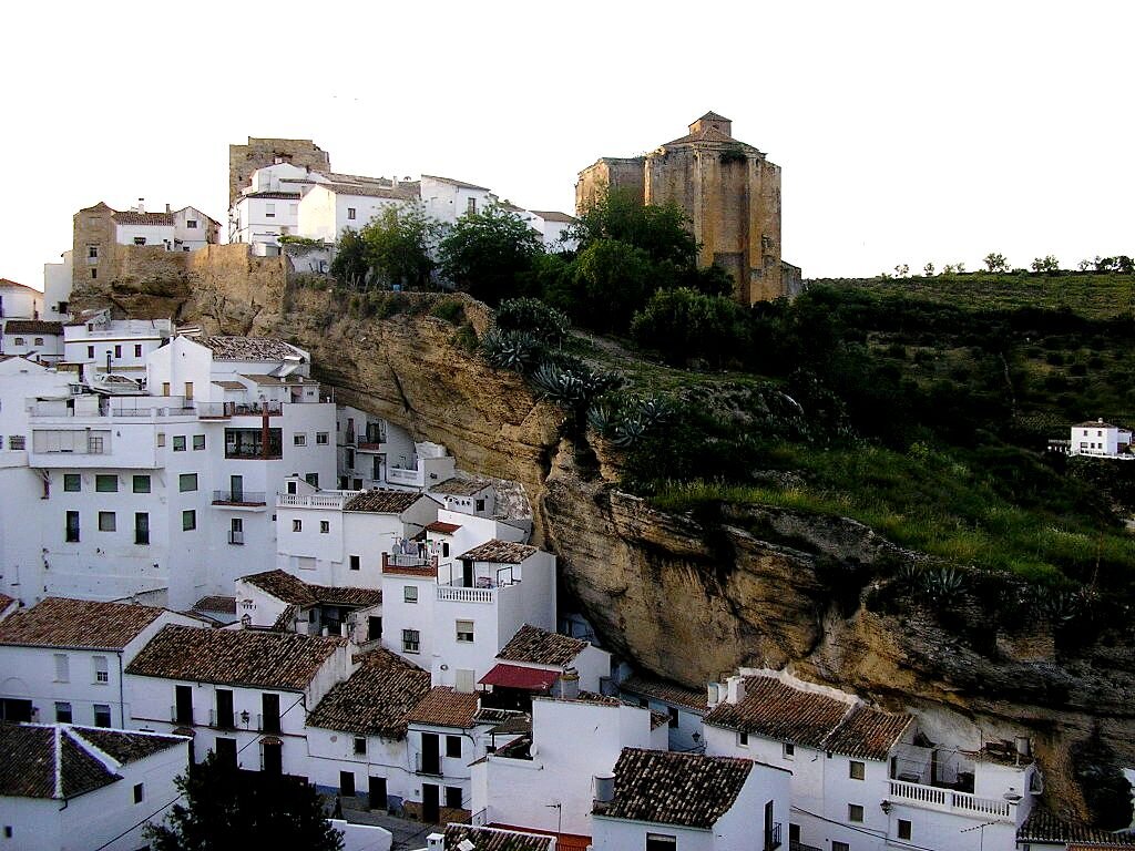 Дома в пещерах и улицы с крышами из скал - наверное, самый необычный город в мире