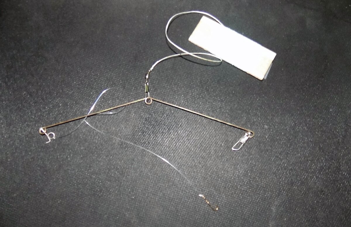 Снасть проста как все гениальное. но крупную рыбину думаю не выдержит. Называется Speed hook - быстрый крюк. Оригиналы и копии можно купить на Али и Амазоне. Якобы входит в набор выживания американских военных. 