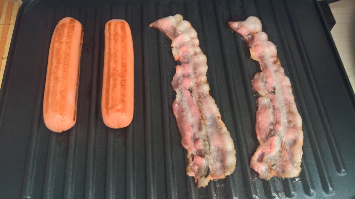 Сосиски и бекон