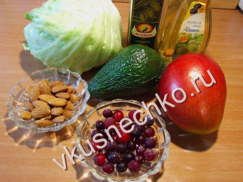 Манго, клюква, авокадо, миндаль, листовой салат