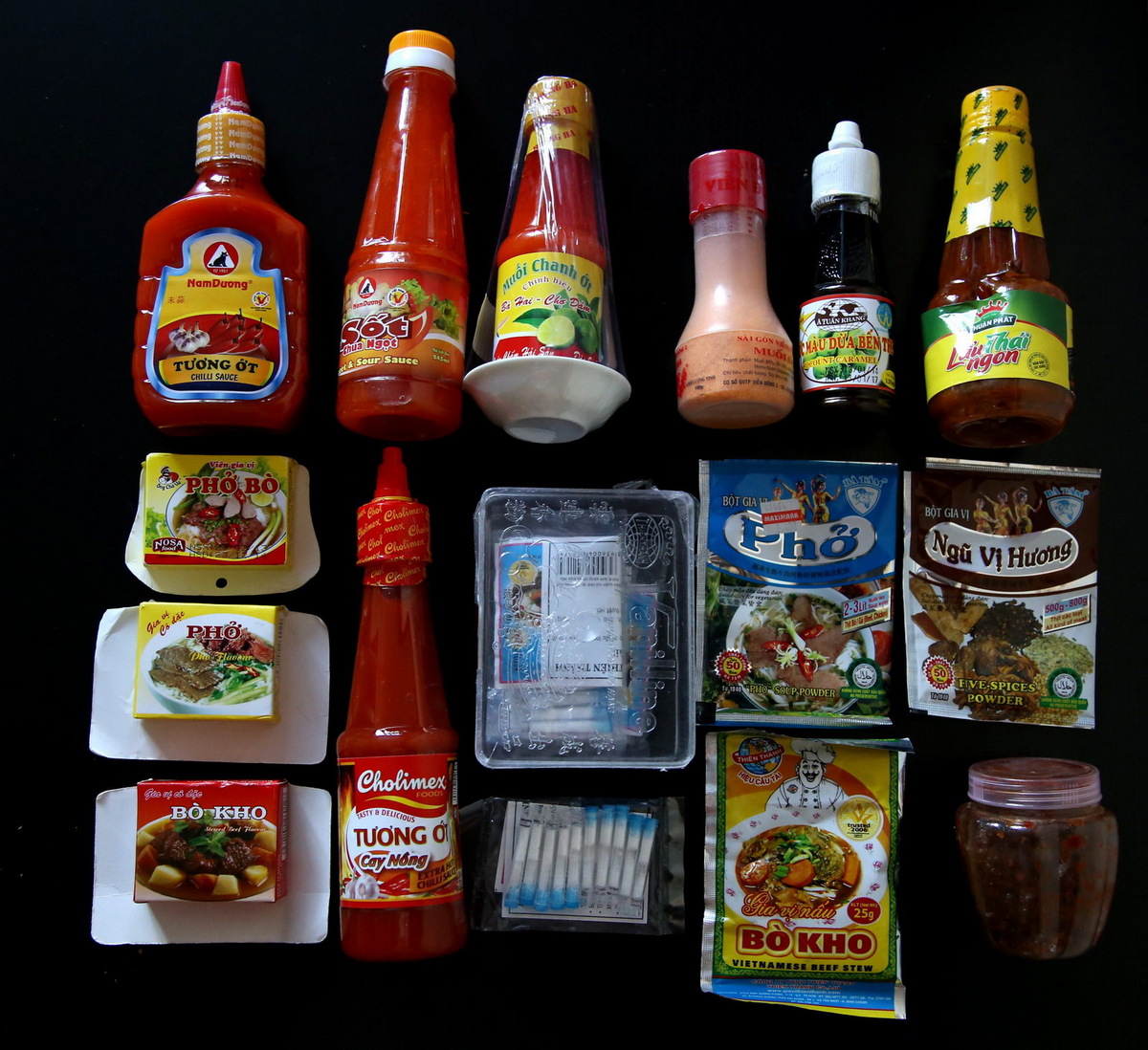 Соус каждый выбирает на свой вкус. Можно обойтись без них. Если любите остренькое, просто добавьте перчик чили .