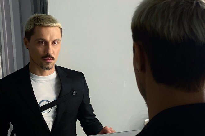 Ты успокаиваешь, как будто страдает только она. А про то, что испытываешь ты, никто не думает. А внутри горит всё, пожар. Ты сходишь с ума. Алкоголь. И открывается ящик Пандоры, и ты просто начинаешь пить, — вспоминает он.