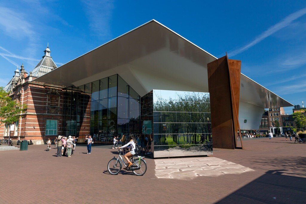 Музей Стеделийк является прекрасным местом для посещения художественных выставок