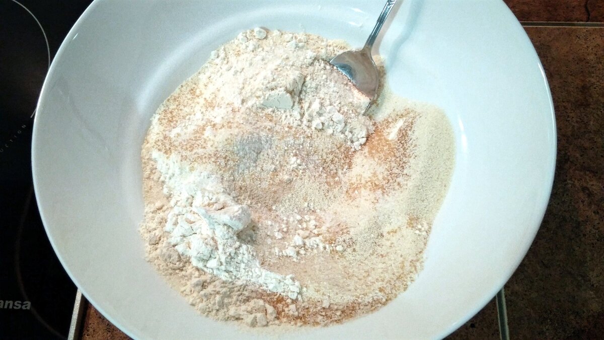 Смешиваем муку, манку, разрыхлитель и сахар.