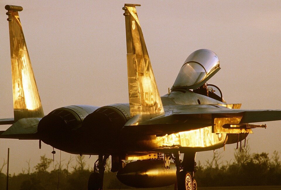 https://cdn.pixabay.com/photo/2010/12/06/22/fighter-jet-1012_960_720.jpg