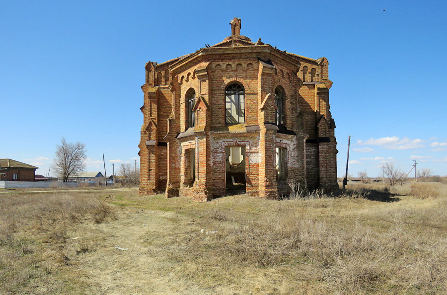 Красноармейск саратовская. Красноармейск Саратовская область. Руины немецкой церкви Саратовская область. Церковь Красноармейск Саратовская область. Немецкая кирха Красноармейск.