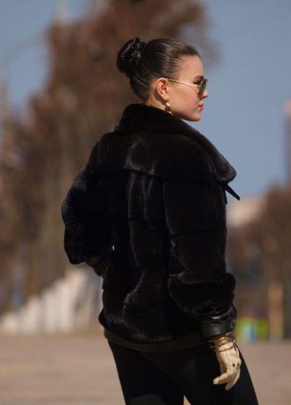 Девушка в шубе со спины. Шуба с длинными волосами. Девушка в шубе со спины. Женщина в шубе со спины. Девушка в шубке.