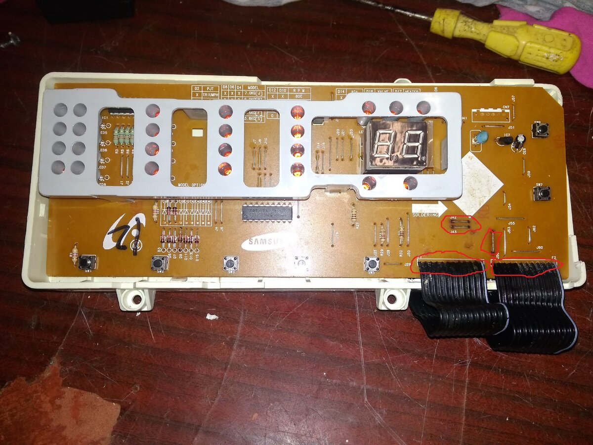 На фото видно окисление проводов соединительных шлейфов (выделено красным)