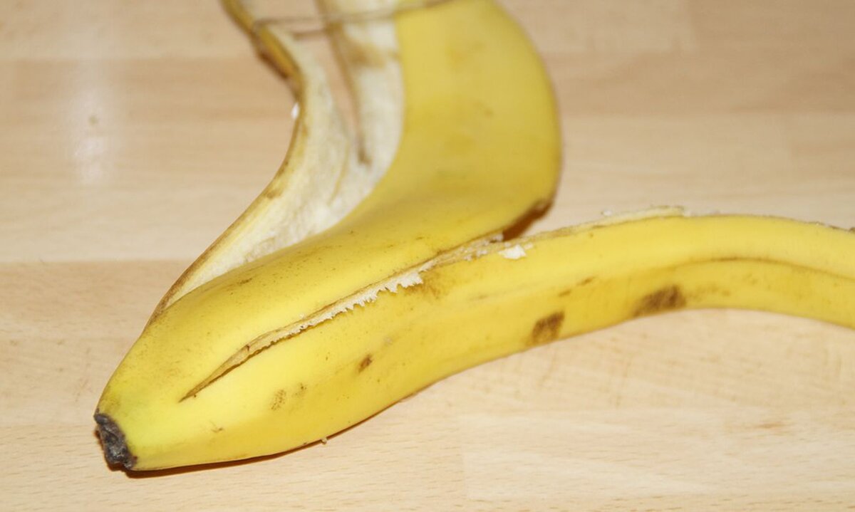 Ел кожуру бананов. Кожура банана. Банан очищенный. Банан в руке. Банановая кожура в руке.