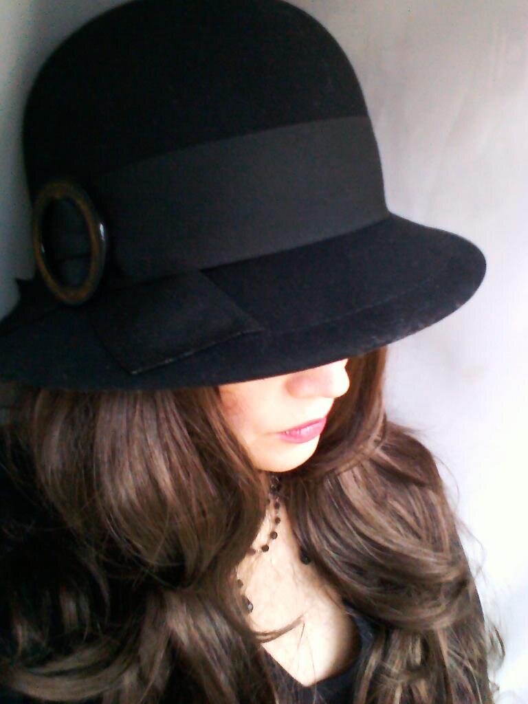 Изображение: Автопортрет селфи в парике и шляпе