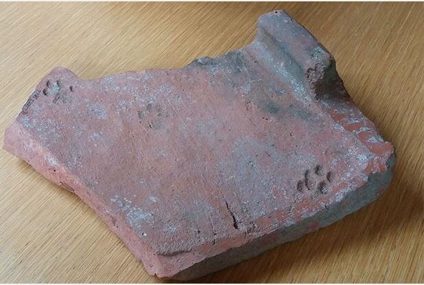 Этот кусок древней черепицы был найден археологами в городе Глостер.