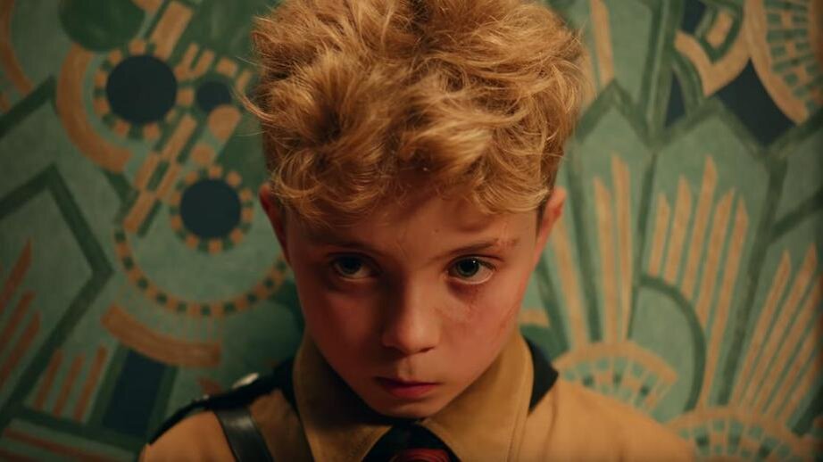 Роман Гриффин Дэвис в роли ДжоДжо