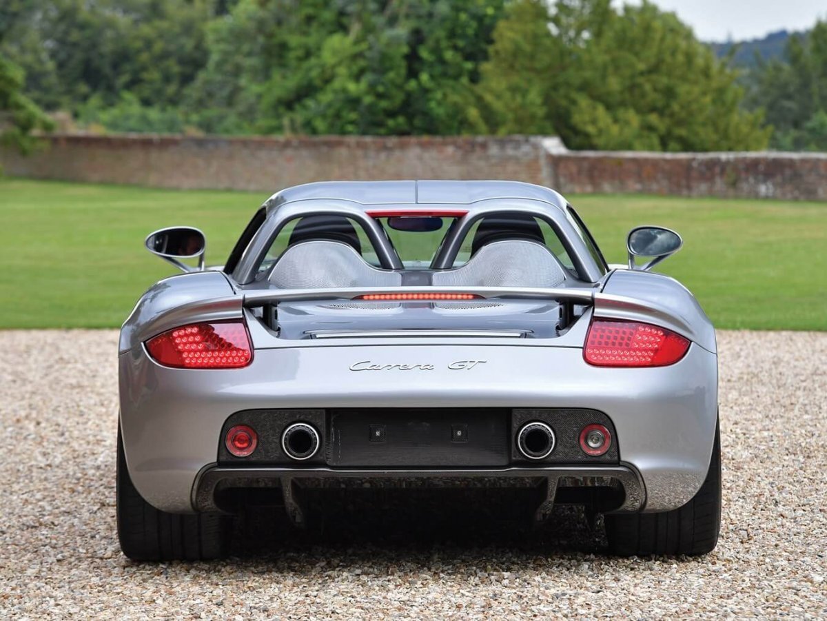 36. Porsche Carrera GT это среднемоторный суперкар, который производился на...