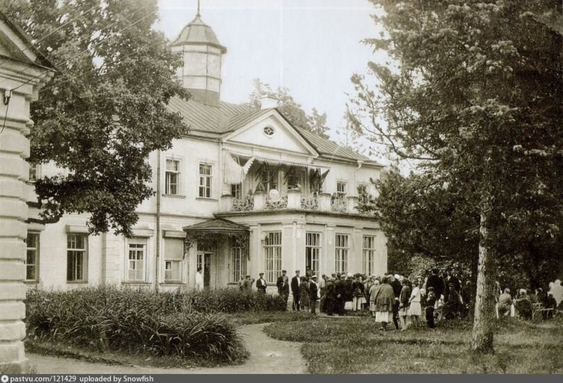 Усадьба Санс-Эннуи в Ораниенауме построена в 1722-1723 гг. Памятник федерального значения. С 1921 года в здании расположился санаторий "Страховик", а с 1939 г. - 37-ой военно-морской госпиталь. Во время Великой Отечественной  с восточной стороны от него было госпитальное кладбище. Фото с сайта citywalls.ru