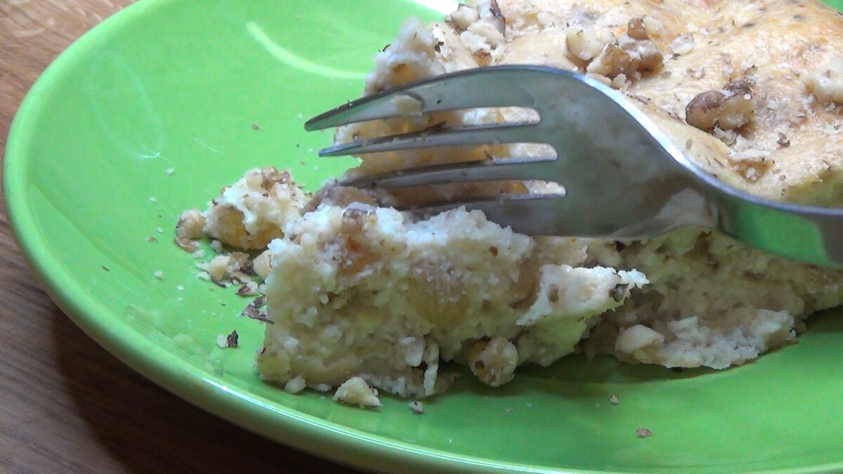 Меньше слов больше дело ! Для приготовления на  потребуются некоторые продукты: Творог 600г 9%
Манка 5 ст.л
Сахар 3 ст.л
Разрыхлитель 10г
Изюм 100г
Грецкий орех 100г
Яйцо 4шт
Молоко 150мл
Сахарная пудра (по желанию)
С.Масло 20г
Форма для выпечки 
и хорошее настроение !)Приступаем!