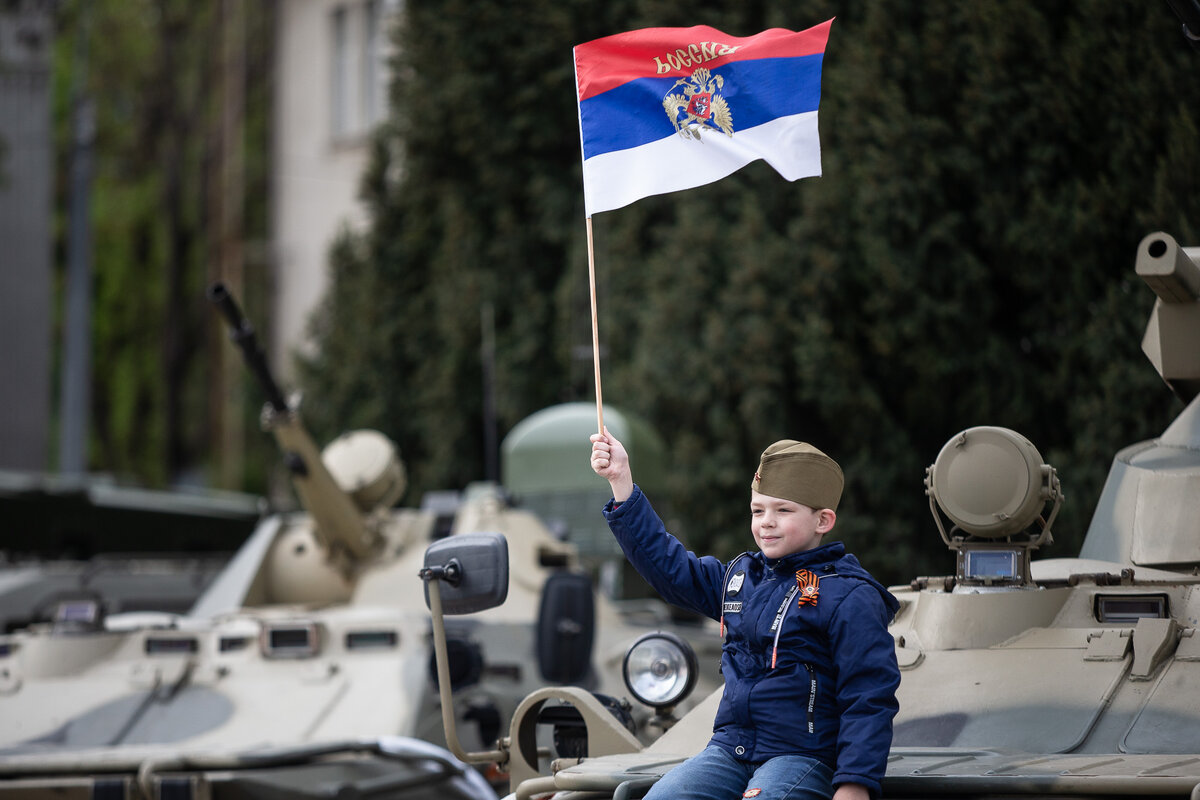 Мальчик на выставке военной техники
