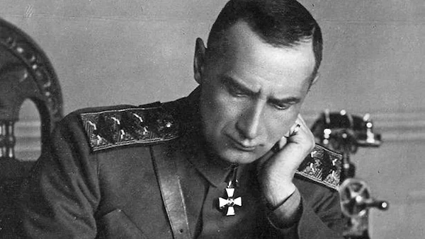 Адмирал Колчак в своем кабине в Омске в 1919 г.