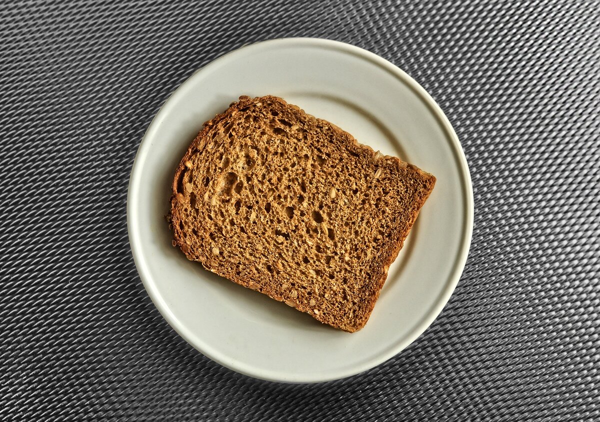 Кусок хлеба на тарелке