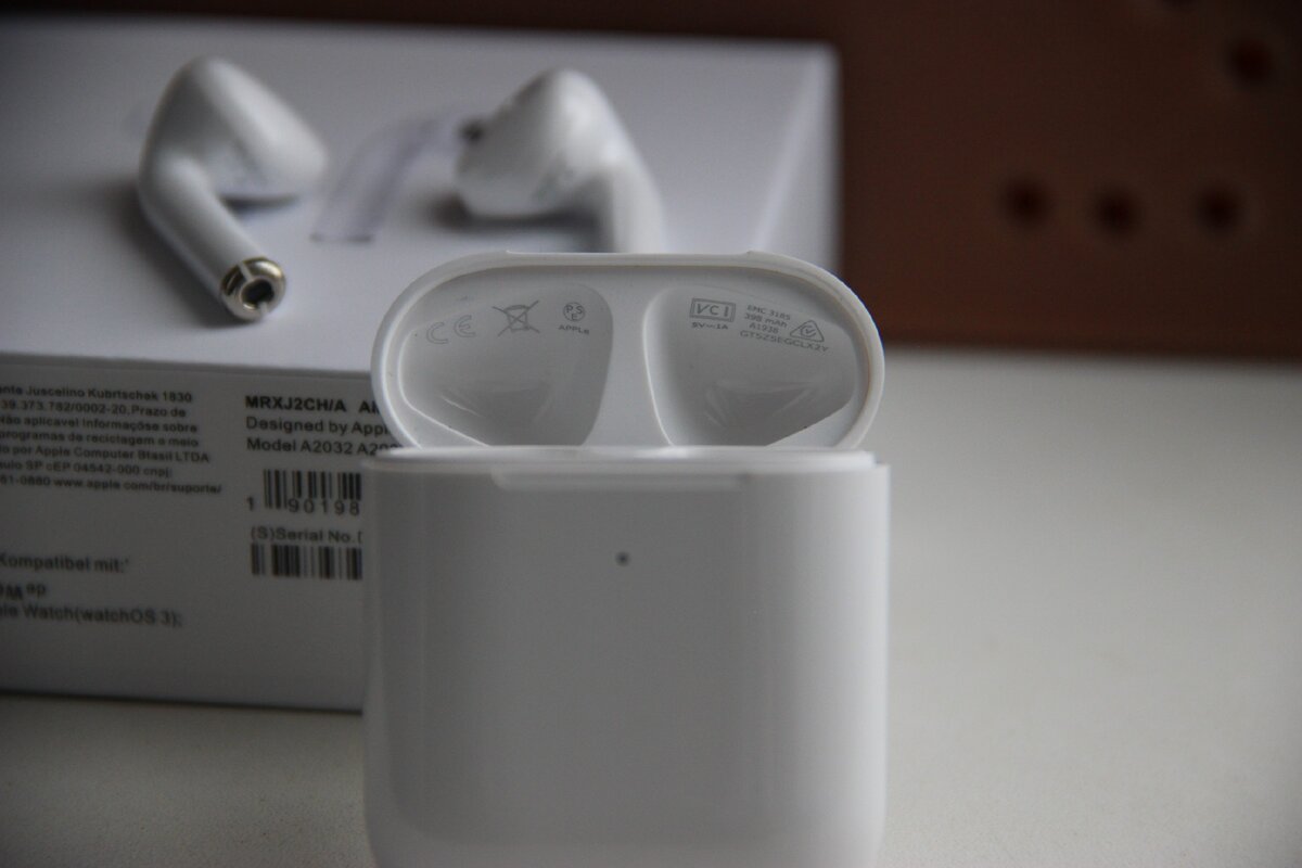 Apple airpods pro 2 usb c. Оригинал AIRPODS 2 под крышкой. Гравировка под крышкой AIRPODS Pro. Оригинальные гравировки на AIRPODS Pro. Надпись на оригинальных аирподс.