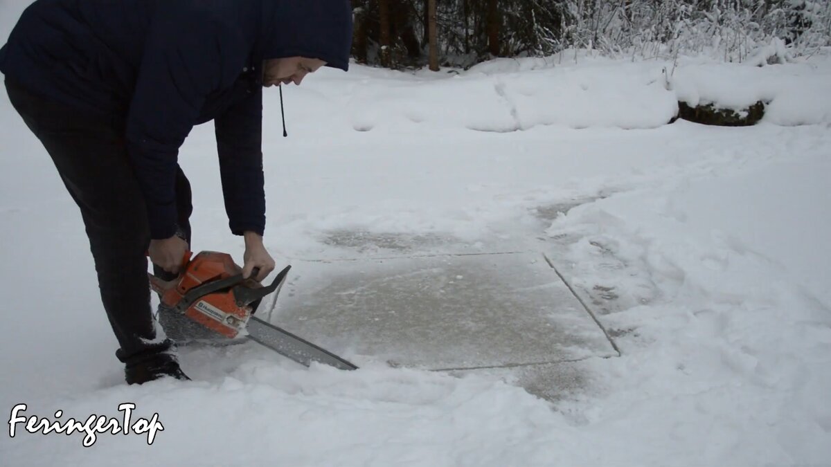 Готовлю прорубь в 30 метрах от своей бани