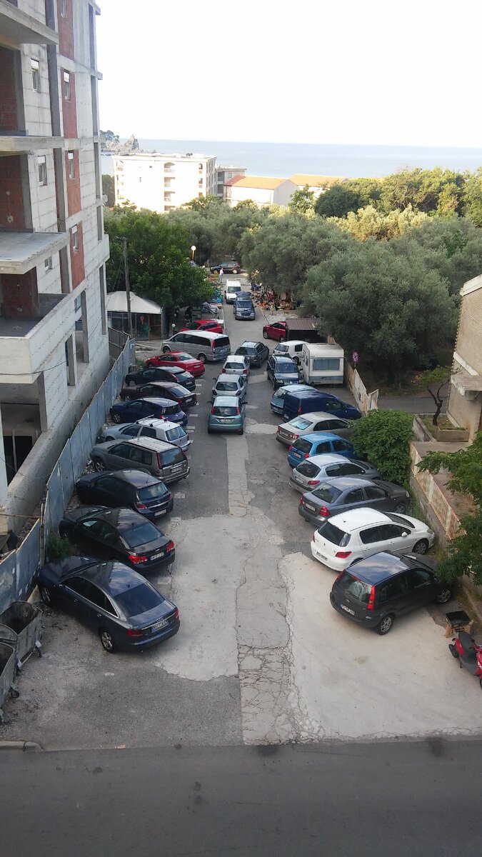 Улица без тротуаров в Черногории. Петровац, июль 2018.