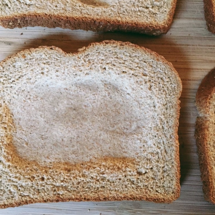 Делаем углубления в хлебе