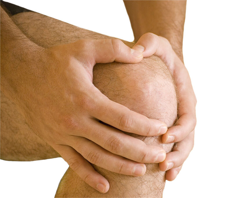 Сегодня поговорим в данной статье о том, какие упражнения могут помочь при укреплении коленных суставов. Если у Вас имеется травма, а так хочется вернуться к прежней физической форме, то для укрепления коленей можно выполнять несколько простых упражнений даже в домашних условиях. Также они помогут вам не только восстановиться после травмы, но и укрепить ваши коленные суставы, чтобы они были сильными и здоровыми и ваше старение никак бы не повлияло на вашу подвижность. 
Повредить коленные суставы можно в нескольких случаях. Например, повреждение суставных структур или ограничение движений в суставе. Есть и серьезное заболевание – такое как травматический вывих колена. С таким заболеванием Вам немедленно необходимо обратиться к врачу. Здесь нужна срочная реабилитация.