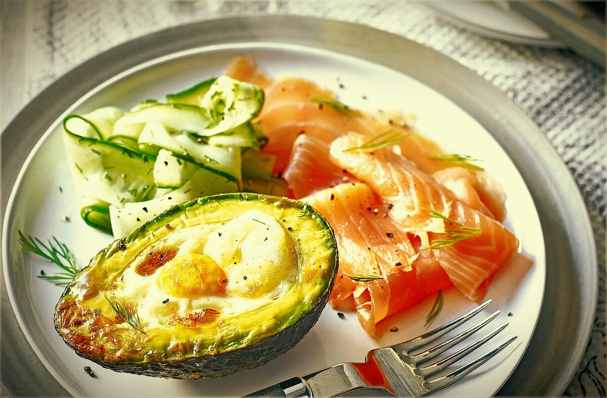 Половинка авокадо с яйцом - хорошо вечером. Никакие жоры вам будут не страшны.