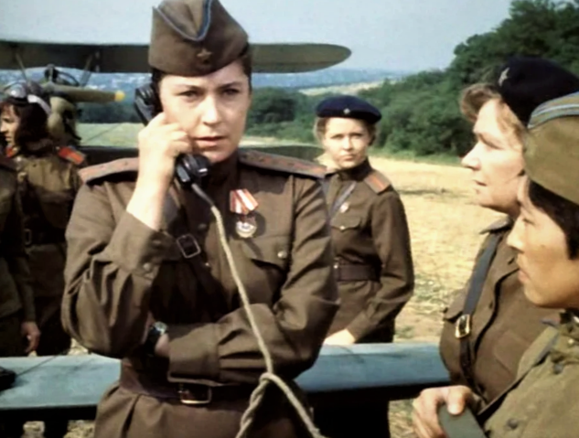 Кадр из фильма "В небе "ночные ведьмы"" 1981 г