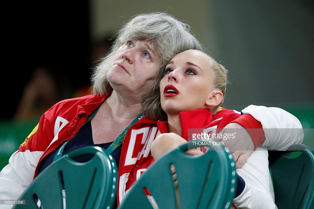 Елена Львовна Карпушенко и Яна Кудрявцева после финального выступления с булавами на Олимпиаде, фото gettyimages