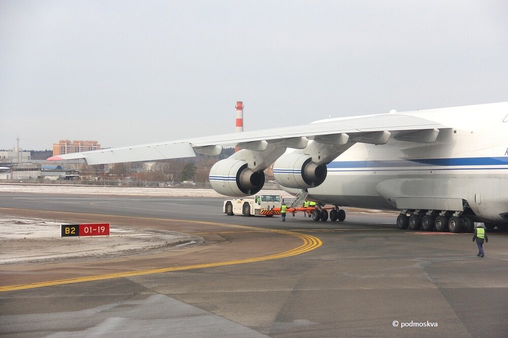 Самолёт Ан-124 «Руслан» в аэропорту Внуково