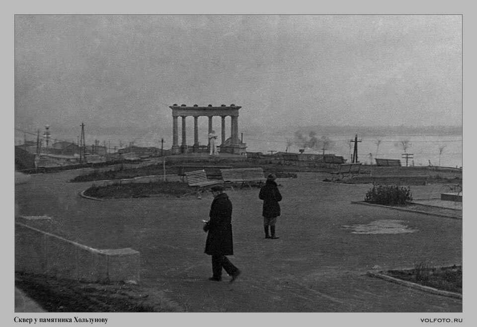 Полукруглая колоннада у памятника летчику Хользунову