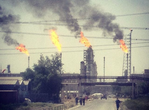 Фото сделано в 2015 году. Факела нефтеперерабатывающего завода.