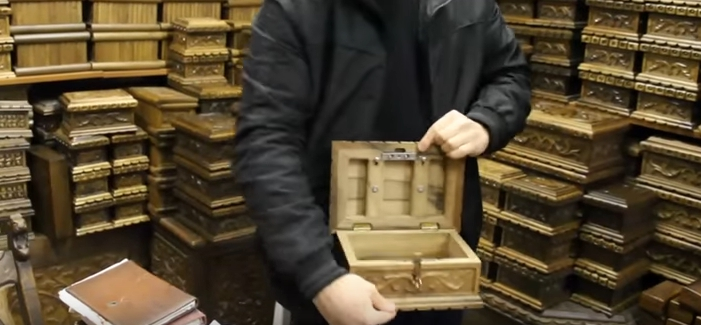 Всевозможные статуэтки, шкатулочки, вазочки – тоже не годятся для роли надежных тайников.