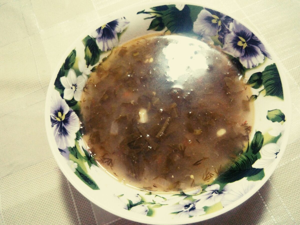 Зёленый борщ подан на стол 