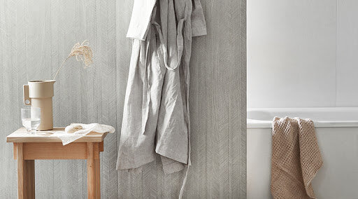 Ламинатные панели Berry Alloc под изысканный паркет ёлочкой. Обратите внимание, что он смонтирован в ванной. 