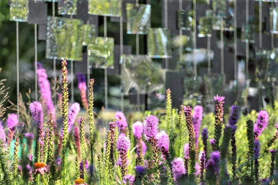 Зеркала в виде квадратов придают оригинальности простому забору.