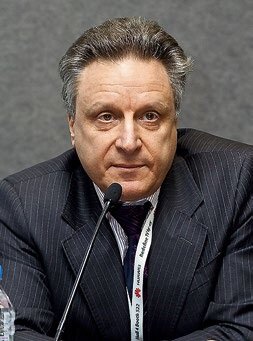 Вице-президент Ассоциации кабельного телевидения России (АКТР) Михаил Силин считает, что на перспективы развития ТВ-рынка отрицательно влияет демпинг со стороны крупных операторов связи, так как низкие цены на услуги платного ТВ не позволяют самим операторам платить достаточно за качественный контент