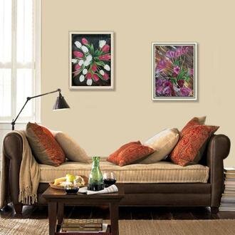 Избегайте помещать картины в одинаковые рамы (если это не "шпалерная" развеска). Ведь каждая живописная работа одушевлена и отражает индивидуальность художника. 