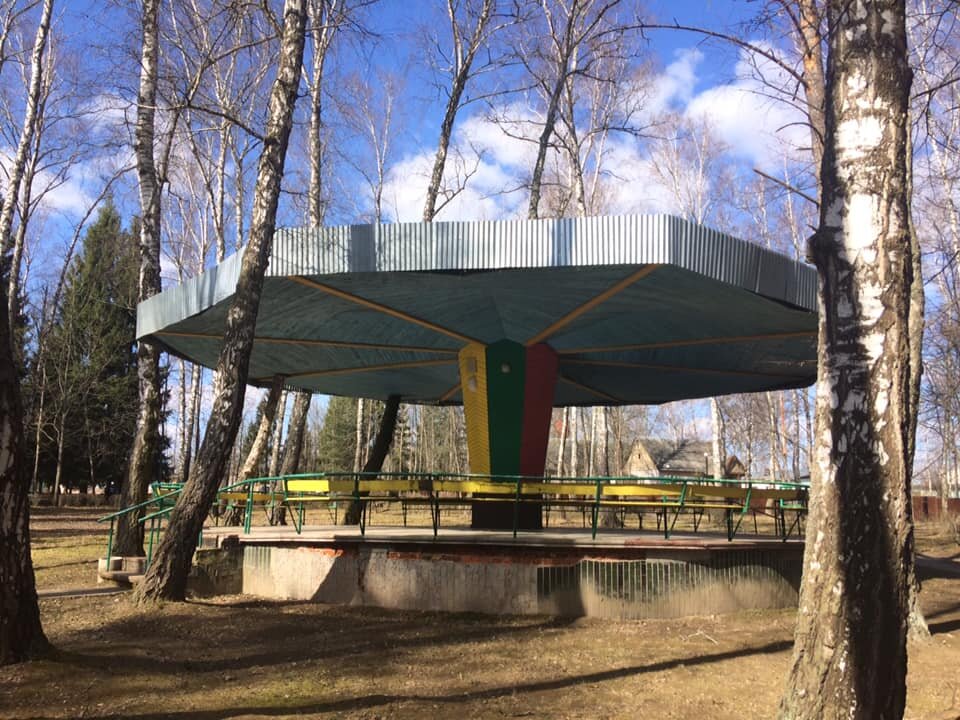 Отличный пример дизайна 70-х: ретро-беседка. Сидеть теперь здесь, правда, практически некому. 