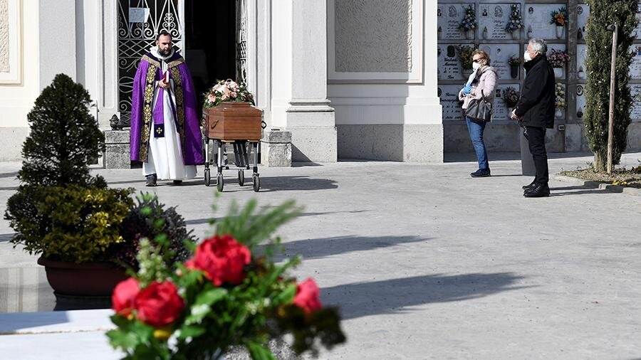 Италии умерших. Италии умерших. Италии умерших. Гроб италия. Италия гробы коронавирус.