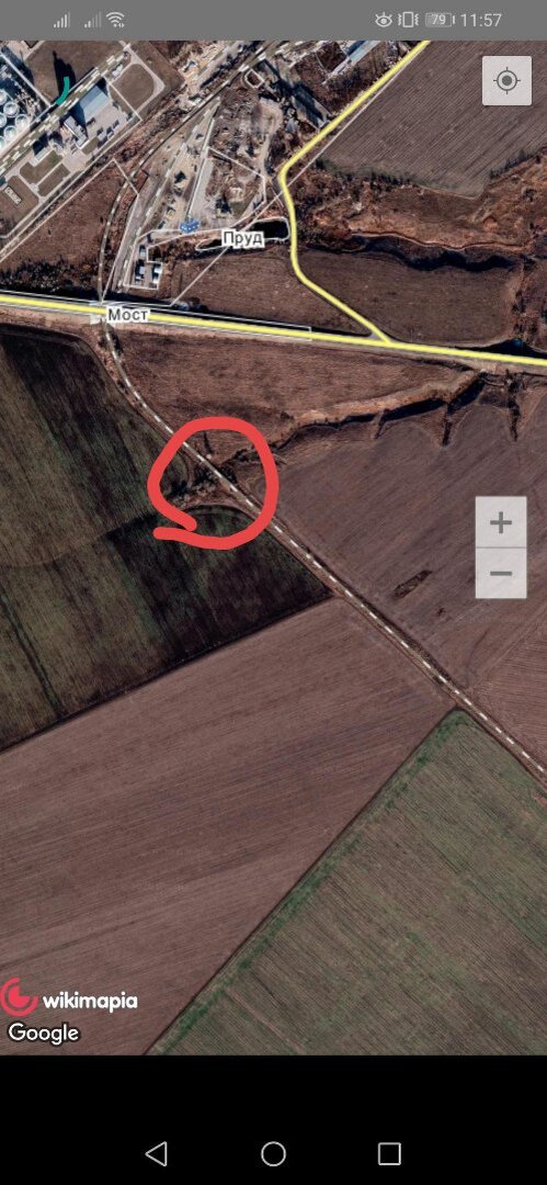 Здесь стояла техника и был полевой стан.