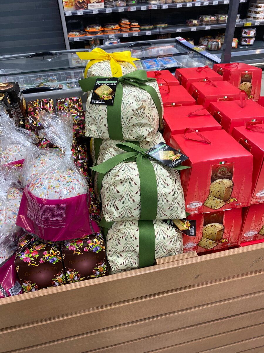 В зеленой и желтой ленте куличи по 3199 рублей. Фото автора.